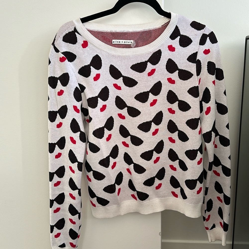 Alice and Olivia sunglasses and lips size medium pullover